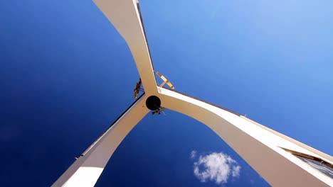 Vista-inferior-de-la-torre-de-campana-alta-de-blanco.-Campana-en-la-cima-de-torre