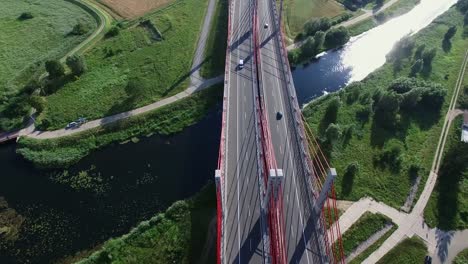 Antenne-des-modernen-Autobahn-Kabel-gebliebene-Brücke-am-Fluss