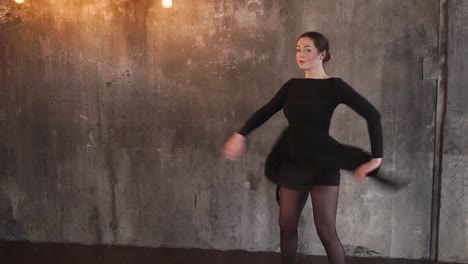 Tanzende-Frau-im-schwarzen-Kleid-indoor