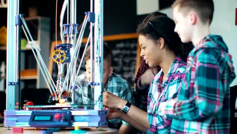 Schoolchildren-exploring-technology-in-lab