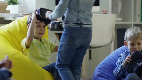 Kinder-in-VR-Headsets-spielen-im-Klassenzimmer