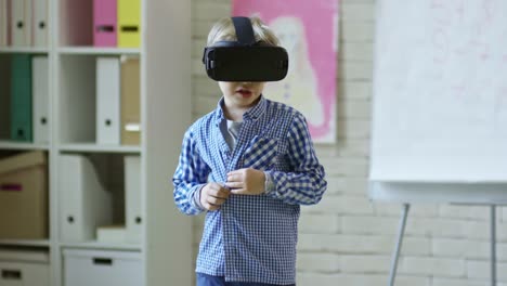 Little-Pupil-in-VR-Glasses-Talking-at-Lesson