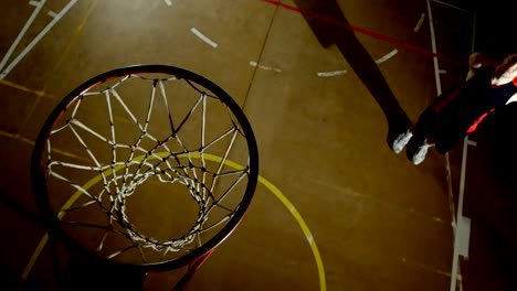 Männer-Basketball-Spieler-werfen-Basketball-in-den-Basketballkorb-4k