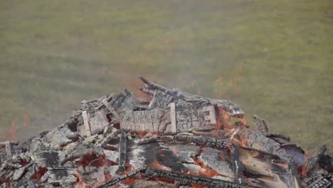 Brennen-Sie-militärische-Holzkisten-von-Munition.-Brennendes-Feuer.-Die-schwelende-Kamin