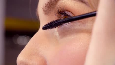 The-makeup-artist-applying-mascara