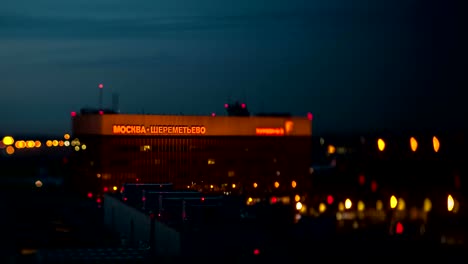 Zeitraffer-des-Verkehrs-in-der-Nähe-von-Flughafen-"Scheremetjewo"-Terminal-in-der-Nacht,-Moskau