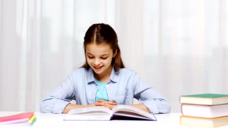 colegiala-feliz-leer-libro-o-libro-de-texto-en-casa