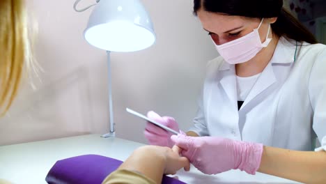 estética-presentación-las-uñas-a-la-cliente-en-salón-de-belleza