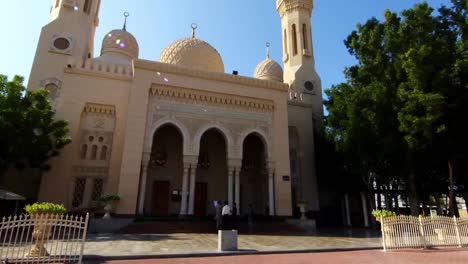 Wunderschöne-Weiße-Moschee-im-Sonnenlicht.-Wunderschöne-Weiße-Moschee.-Lager.-Blick-von-der-Straße