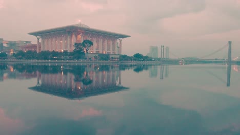 Mezquita-de-hierro-en-Putrajaya-una-hermosa-vista-al-amanecer,-Kuala-Lumpur,-Malasia