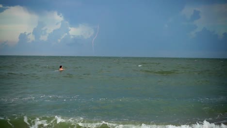 Blitze-in-den-Himmel-über-dem-Meer.