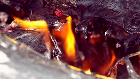 Fuego-lenta-ardiendo-en-la-pila-de-la-basura-a-la-contaminación-del-aire