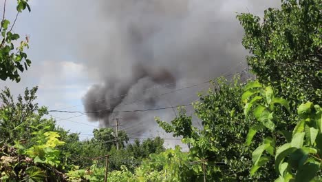 Un-incendio-quema.-Nubes-negras-de-humo