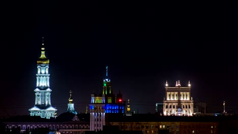 El-campanario-de-la-asunción-Catedral-Uspenskiy-Sobor,-Ayuntamiento-y-casa-con-un-timelapse-de-noche-spire-en-Kharkiv,-Ucrania