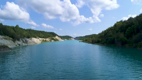 Un-hoyo-de-yeso-abandonada-llena-de-agua-azul.