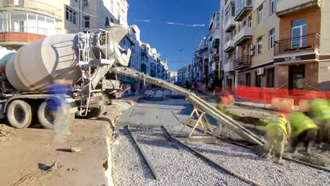 Obras-de-hormigón-para-construcción-de-mantenimiento-de-carreteras-con-muchos-trabajadores-y-mezclador-timelapse