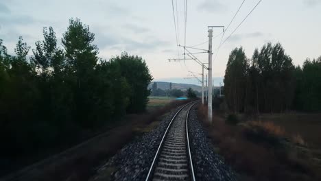 Ländliches-Motiv-durch-das-Passagier-Zug-Fenster