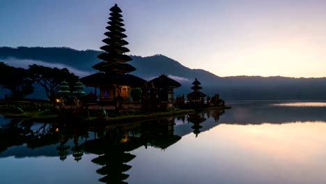 4K-Time-lapse:-amanecer-en-el-templo-de-Pura-Ulun-Danu-Bratan,-Bali,-Indonesia