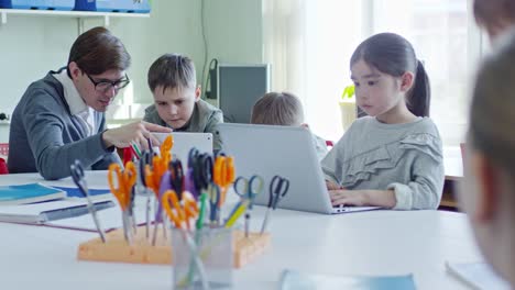 Kinder-lernen,-digitale-Geräte-in-der-Schule-benutzen