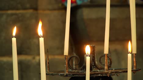 velas-de-fondo-en-la-iglesia