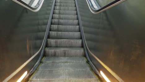 Rolltreppe-bewegt