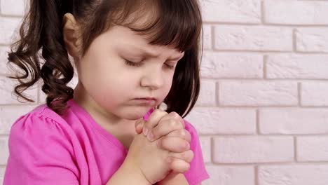 Ein-wunderschönes-kleines-Mädchen-betet.