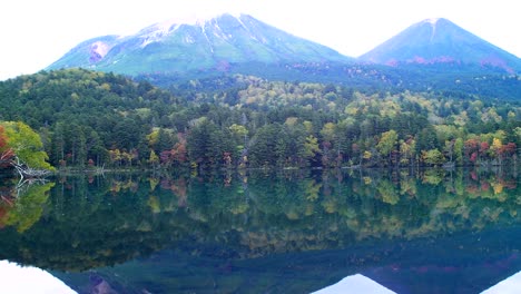 Lago-Onneto,-el-Parque-Nacional-Akan,-Hokkaido,-Japón.