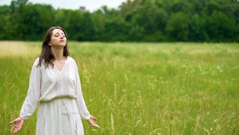 Frau-genießt-Verbindung-mit-offenen-Händen-Natur-in-Richtung-Weizenfeld,-Einheit