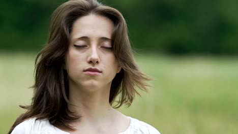 Mujer-morena-con-los-ojos-cerrados,-levanta-cabeza-y-mueve-su-relajación-profunda-del-cabello