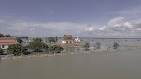 Vista-aérea-estática-de-una-pagoda-está-rodeada-por-las-aguas-bajo-un-cielo-nublado