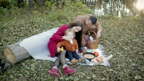 Feliz-picnic-familiar-junto-al-lago