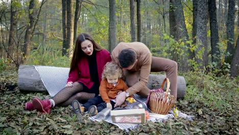 Happy-family-picnic-by-the-lake