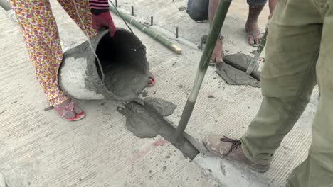 cerca-de-un-trabajador-a-verter-una-capa-de-concreto-entre-la-Junta-(construcción-de-un-puente)