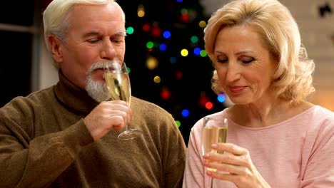 Senior-couple-drinking-champagne,-celebrating-New-Year-Eve-together,-closeup