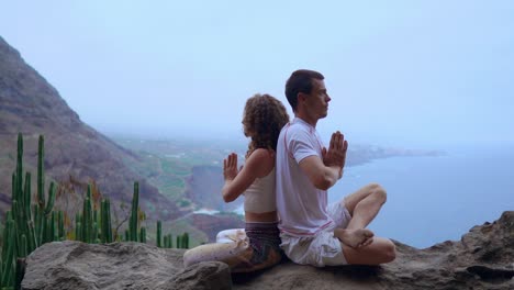 Dos-hombre-hombre-y-un-concepto-de-mujer-de-vida-saludable-en-la-montaña-en-una-isla-con-el-océano-Atlántico