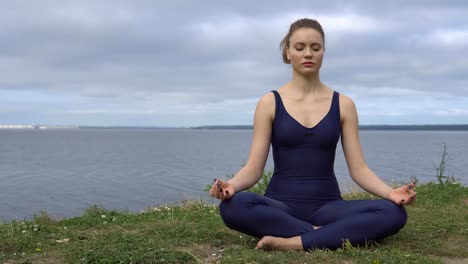 Weibchen-im-klassischen-Yoga-Pose,-Energiekonzentration