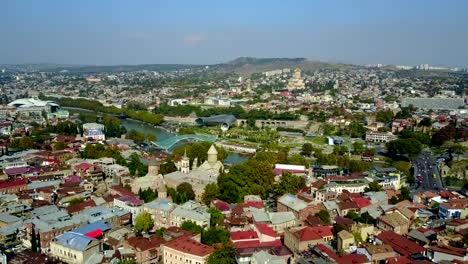 Luftaufnahme-des-Zentrum-von-Tiflis.-Drohnenflug