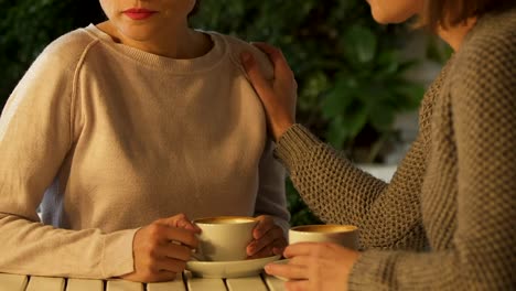 Mujeres-comunicarse-con-taza-de-café,-contar-secretos,-apoyo-en-duelo