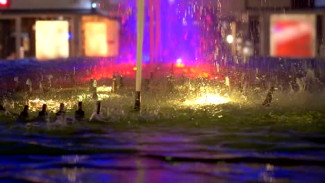 Spritzwasser-in-den-Brunnen-in-der-Nacht-in-Zeitlupe-180fps