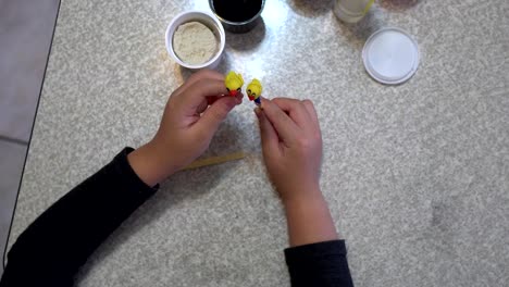 Un-niño-jugando-con-arcilla.