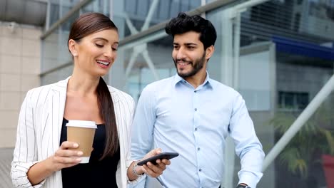 Gente-de-negocios-va-a-trabajar-con-teléfono-y-café-en-la-calle