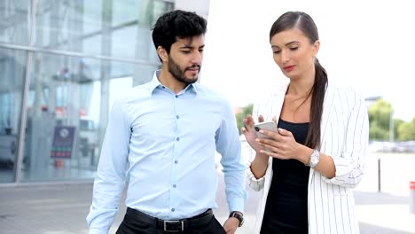 Geschäftsreise.-Geschäftsleute-mit-Telefon-zu-Fuß-am-Flughafen