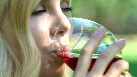 Schöne-blonde-Frau-kaukasischen-lächelnd,-flirten-und-trinken-Wein,-erstes-date