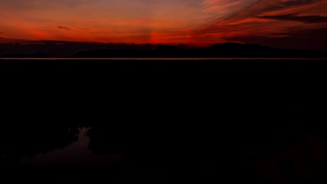 Hermoso-arrecife-de-coral-durante-la-marea-baja-de-agua-en-el-mar-en-Phuket-isla-hermoso-amanecer-luz-4K-tiempo-lapso-la-noche-al-día-tiro