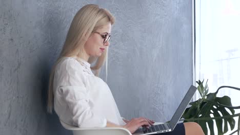 Frau-arbeitet-am-Laptop-im-Büro