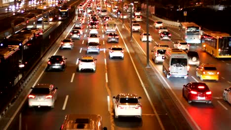 Tráfico-de-coches-de-la-ciudad-de-Istanbul-en-la-noche