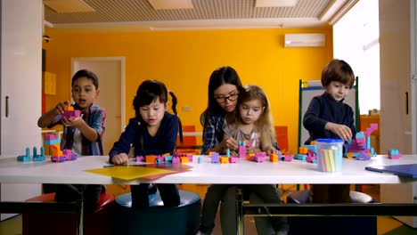 Kinder-spielen-mit-Bau-Blöcken-im-Klassenzimmer