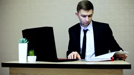 Angry-businessman-working-at-a-computer,-throwing-papers,-nervous