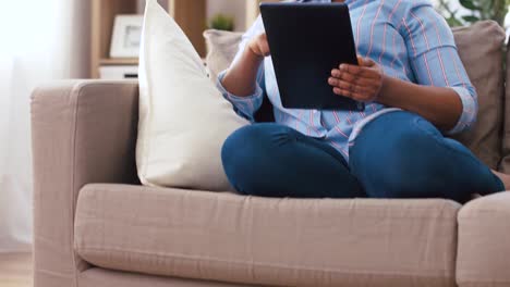 madre-usando-Tablet-PC-y-bebé-jugando-bloques-de-juguete