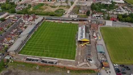 Luftaufnahmen-mit-Blick-auf-die-britische-Stadt-Castleford-in-der-Nähe-von-Wakefield-in-West-Yorkshire,-die-Reihen-von-Häusern-und-Feldern-im-Hintergrund-zeigen,-die-an-einem-sonnigen,-hellen-Sommertag-aufgenommen-wurden.